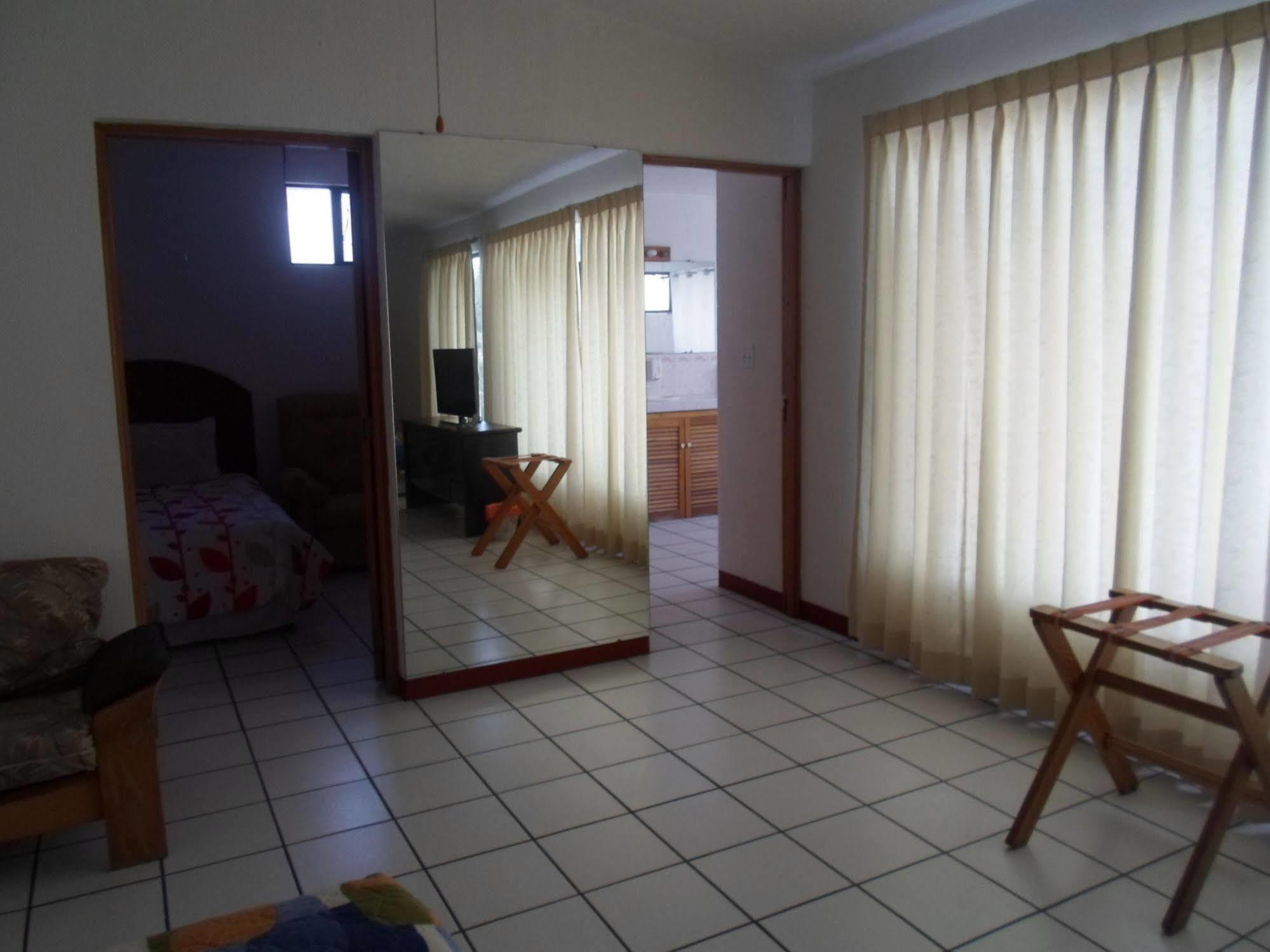 Novohostal B&B Guatemala City Bagian luar foto