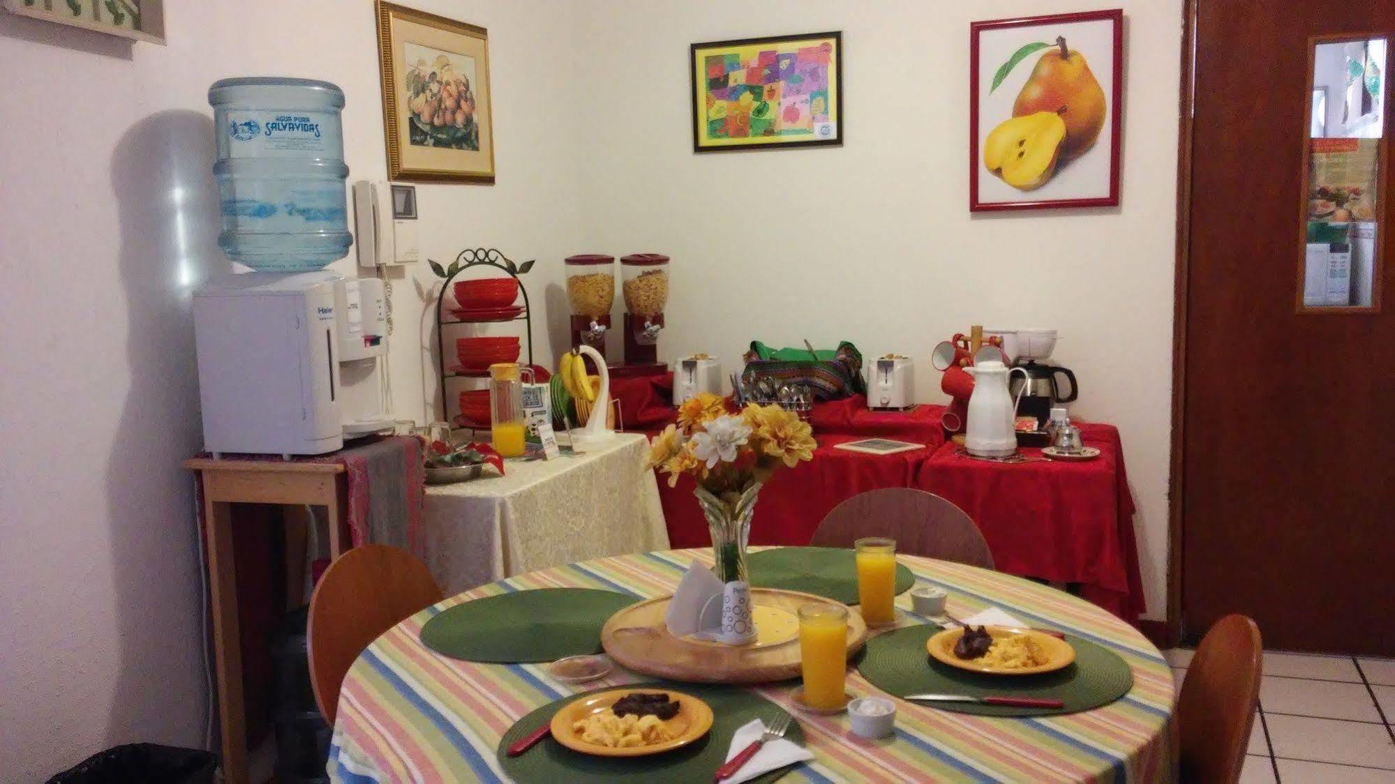Novohostal B&B Guatemala City Bagian luar foto