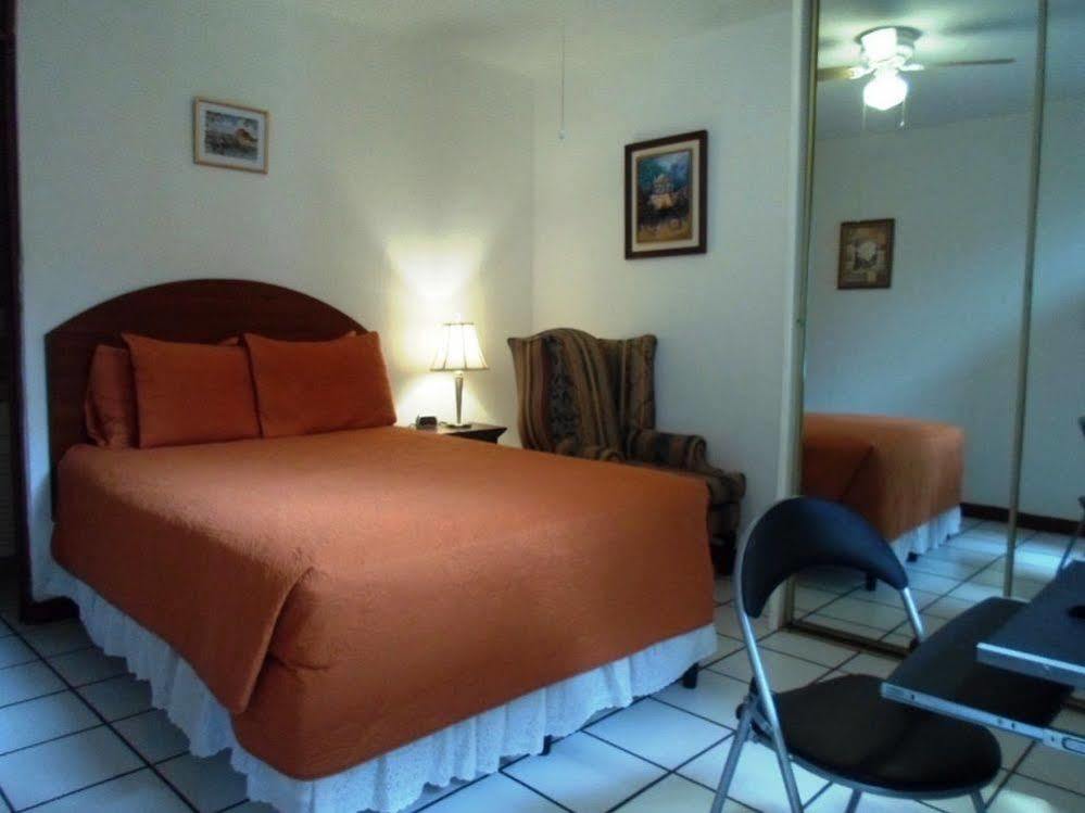 Novohostal B&B Guatemala City Bagian luar foto